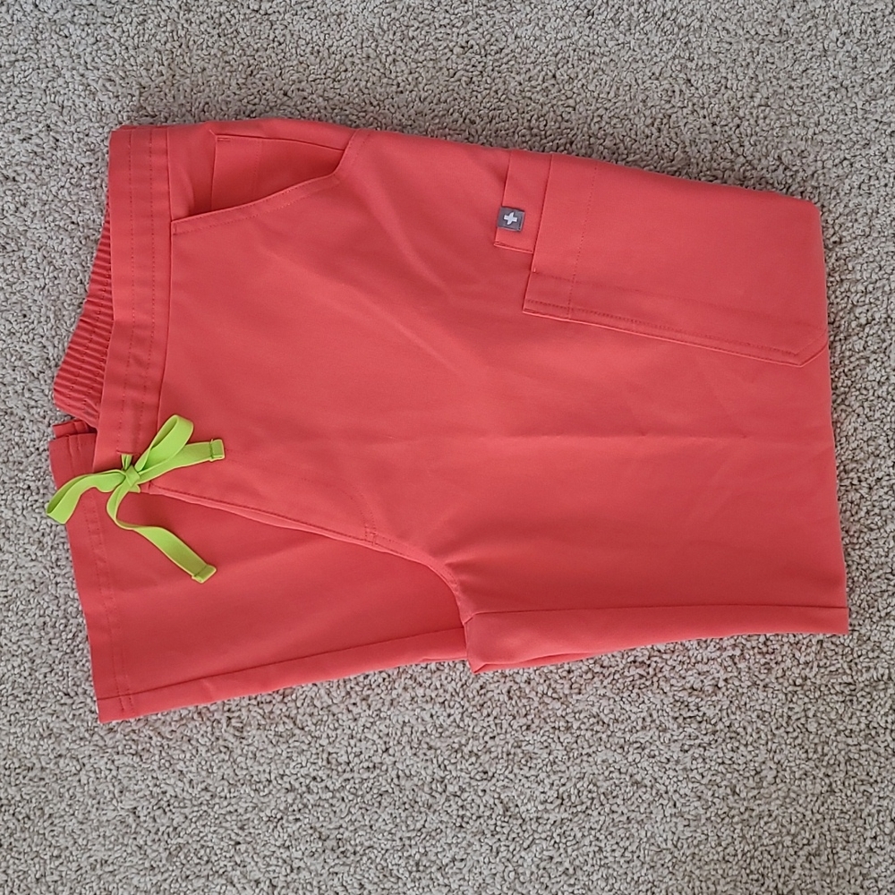 Figs Hot Coral Yola